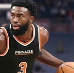 Basquetbolista con uniforme negro de Pinnacle