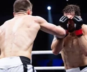 Dos peleadores de artes marciales mixtas en el ring